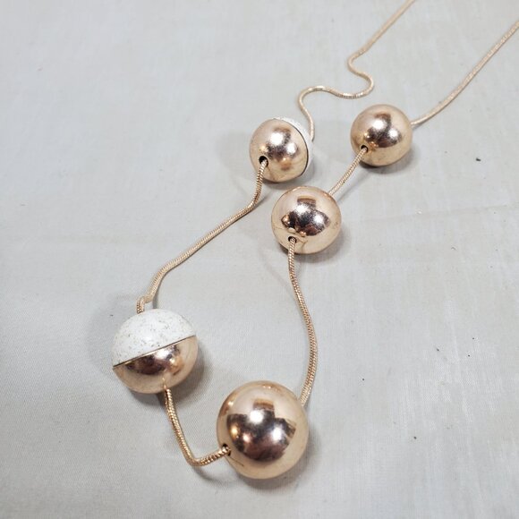 Vetta 5 bead gold chain necklace - Picture 4 of 5